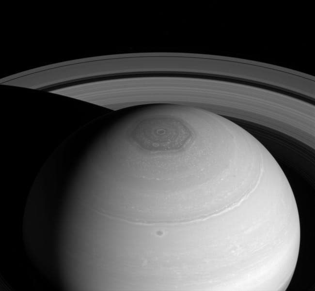 Formação hexagonal em pólo magnético de Saturno.